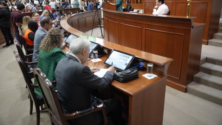 Diputados del PAN y PVEM plantean iniciativa para restringir el uso de dispositivos móviles en horario escolar.