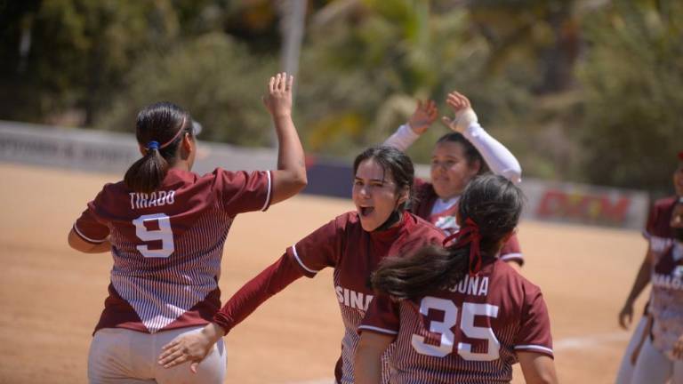 Las escuadras de softbol hicieron valer su localía.