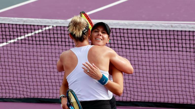 Giuliana Olmos y Gabriela Dabrowski se felicitan tras su victoria.