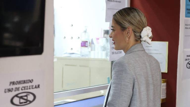 La Alcaldesa de Mazatlán, Estrella Palacios, acudió a pagar el Impuesto Predial en el Ayuntamiento.