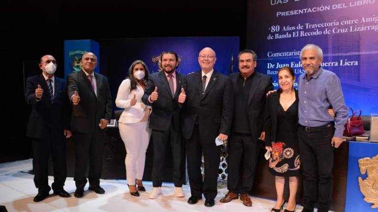 Presentan el libro “80 años de trayectoria entre amigos de Banda El Recodo de Cruz Lizárraga”