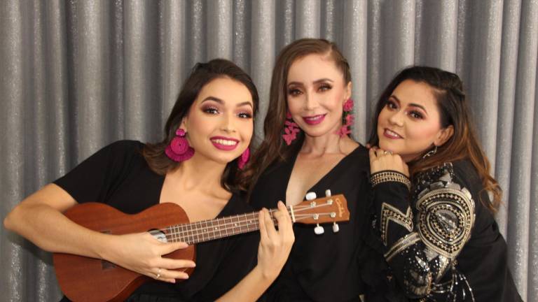 Karen Oliva, María Lourdes Palazuelos, y Oyuky Castro, integran el grupo Rosa Mexicano.