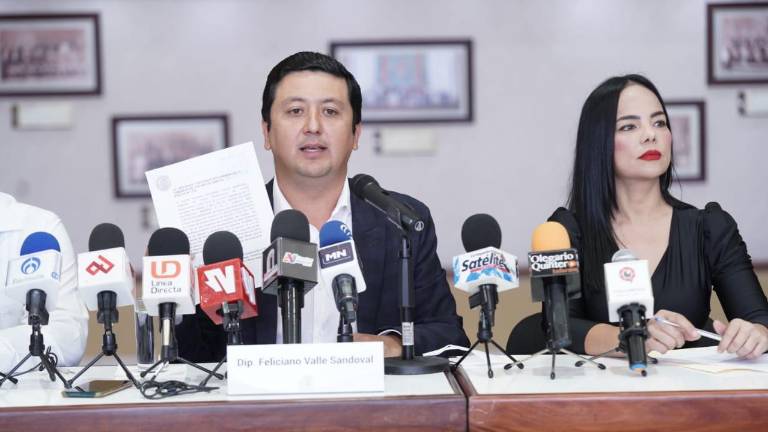 El legislador Feliciano Valle Sandoval muestra la iniciativa para incluir el robo de productos acuícolas en el Código Penal.