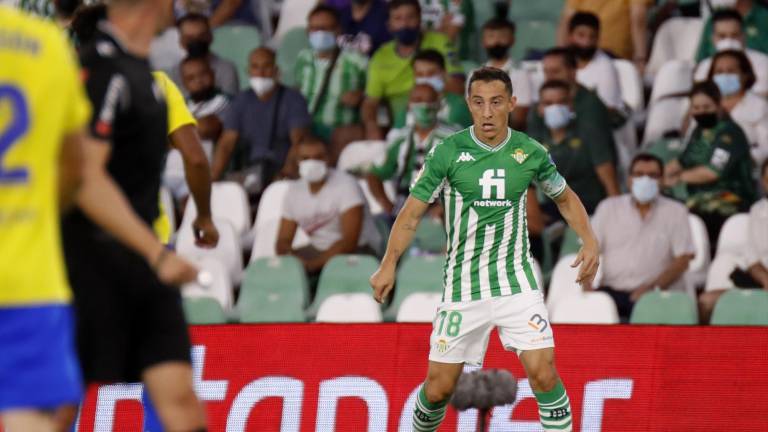Andrés Guardado fue titular con el Betis.