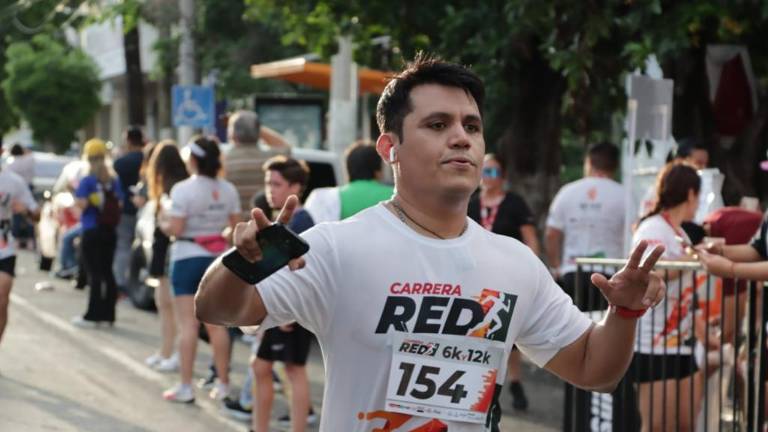 Los corredores llegan triunfales a la meta.