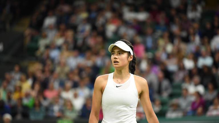 Emma Raducanu presentó problemas en la espalda y tuvo que dejar el clásico de tenis de Auckland.