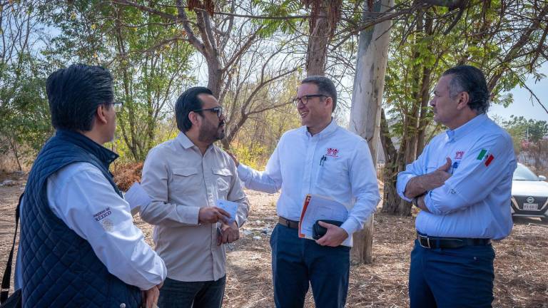 El Alcalde Juan de Dios Gámez y Octavio Romero, director general del Infonavit, supervisaron los terrenos en Culiacán donde se construirán las primeras 2 mil viviendas.