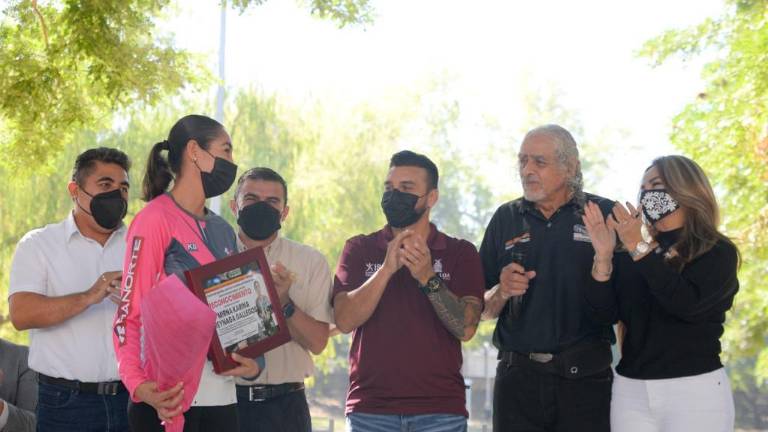 La homenajeada Mirna Karina Reynaga Gallegos recibió el número con el que correrá en la edición de este año.