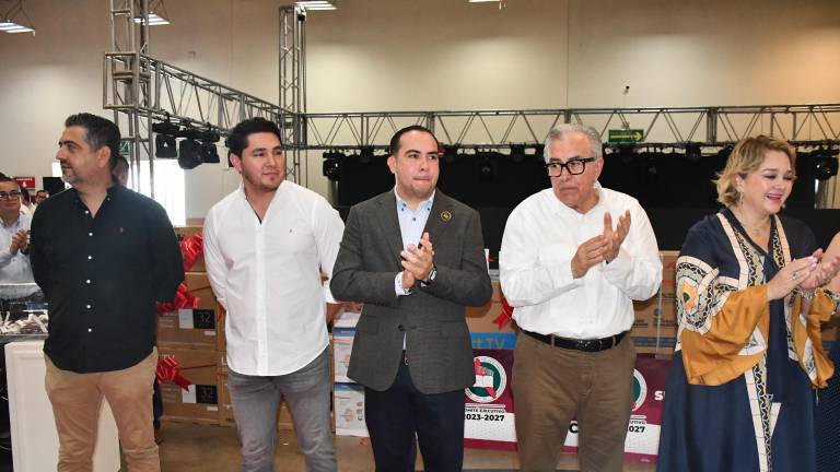 Durante el festejo se rifaron alrededor de 100 regalos, entre los que destacaron dos vehículos último modelo y dos motocicletas nuevas.