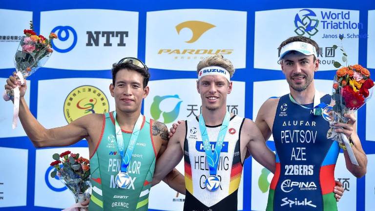 Aram Peñaflor (izq.), medalla de plata en Copa Mundial de Triatlón Chengdu 2023.