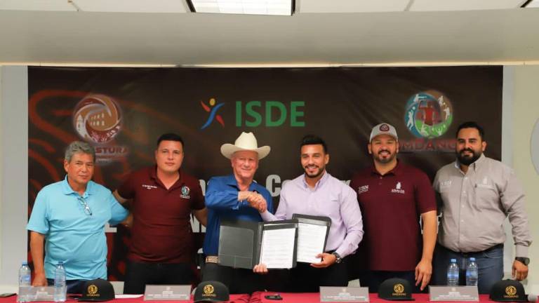 El Alcalde Miguel Ángel Angulo Acosta y el titular del Isde, Julio César Cascajares, muestran el convenio firmado.