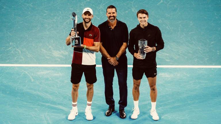 Grigor Dimitrov y Holger Rune posan con sus respectivos trofeos.