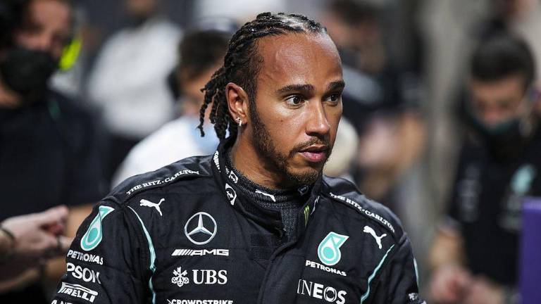 Lewis Hamilton incursiona en la NFL, a través de los Broncos de Denver.