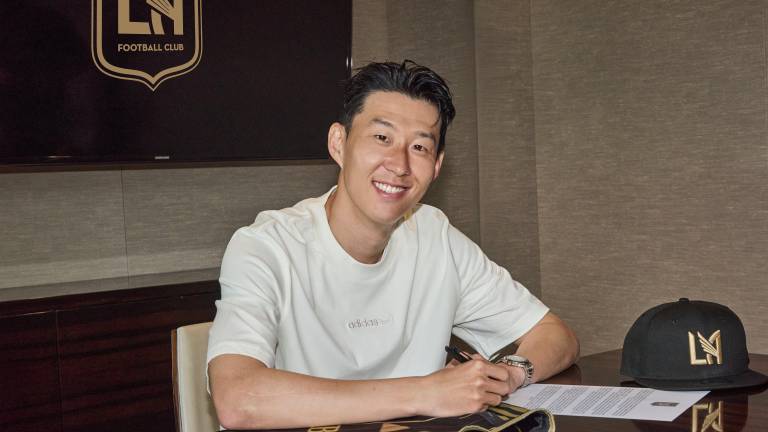 Son Heung-Min firma con Los Ángeles FC.