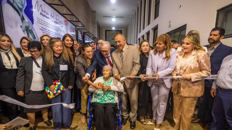 María del Rosario Espinoza y familia en el corte de listón de la exposición de murales en su honor en el Congreso del Estado.