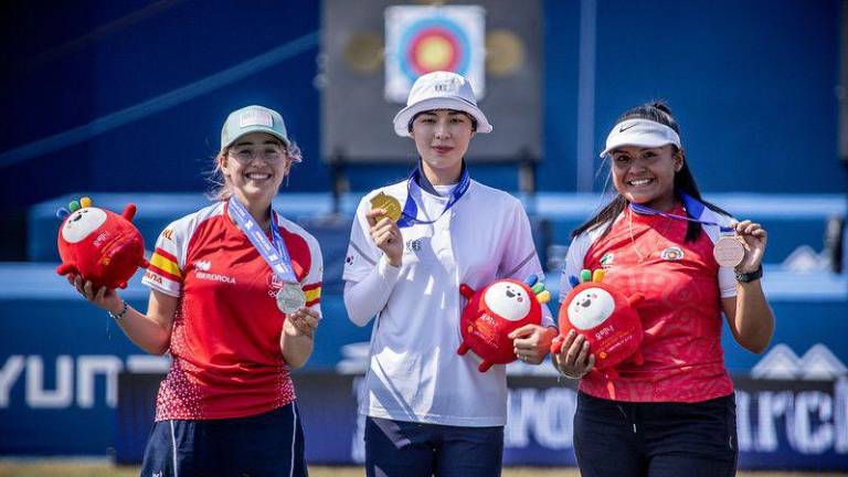 Dafne Quintero (der.) muestra el bronce obtenido.