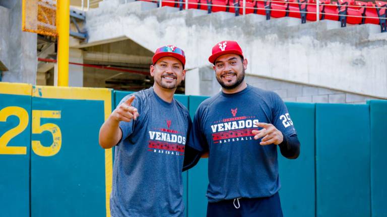 Iván Zavala y Alejandro Soto se presentan en el campamento rojo.