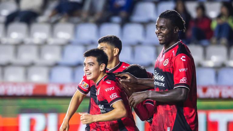 Gilberto Mora marca el primer gol de Xolos.