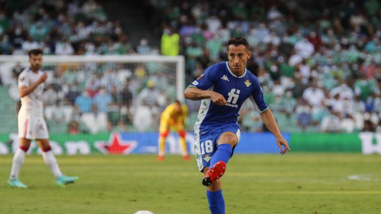 El mexicano Andrés Guardado fue titular por el Betis.