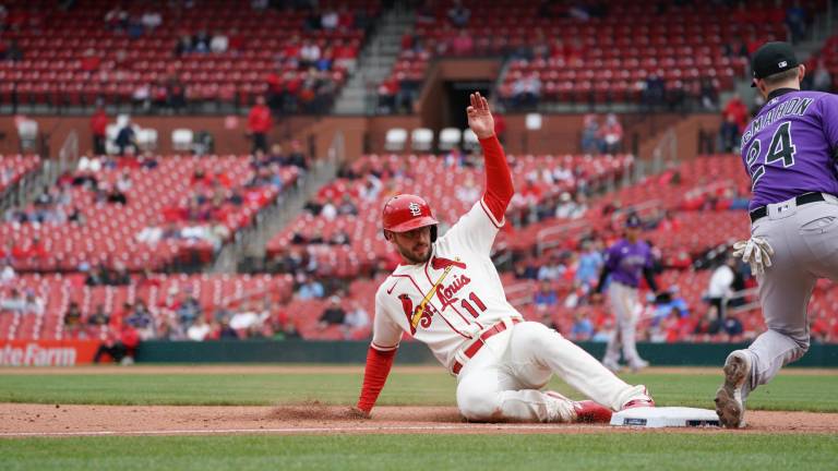 Paul DeJong llega barrido a la antesala por los Cardenales de San Luis.