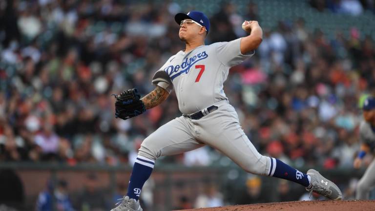 Julio Urías no pudo conseguir su victoria 13 de la temporada.