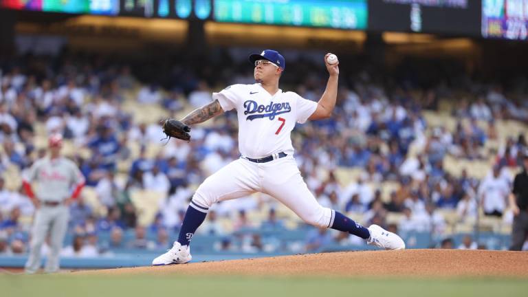 Julio Urías no pudo conseguir su décima victoria, pero alcanzó a impulsar una carrera a la ofensiva.