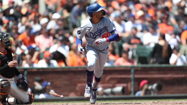 Mookie Betts conecta jonrón.