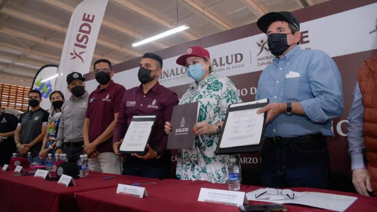 El Isde y la Secretaría de Salud, al momento de la firma del convenio.