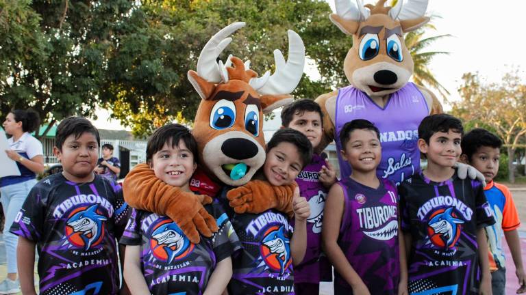 Los niños estuvieron contentos con la visita de las mascotas Venny y Vennyto.
