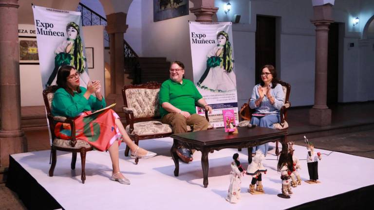 Luis Reza Reyes y Minerva Solano presentan el libro ‘El arte de las muñecas mexicanas’.