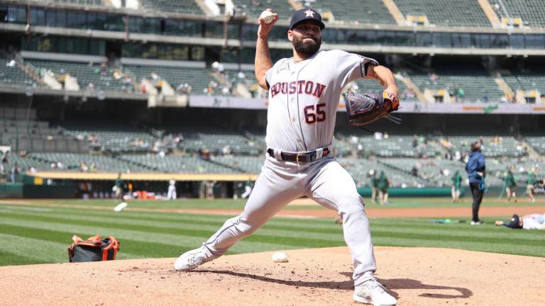 José Urquidy dejó el juego ganado, pero no completó las cinco entradas para aspirar a la victoria.
