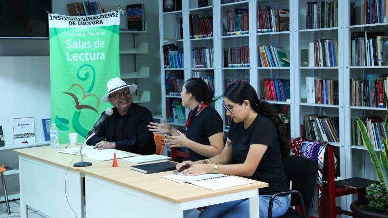 Alumnas del taller participan en la lectura dramatizada.