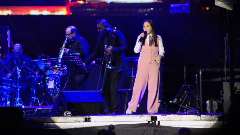 Ana Gabriel durante su concierto en Culiacán.