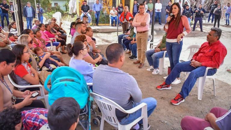 Vecinos de la Colonia Lucio Valverde le exponen al Alcalde lo abandonado que están por parte del Gobierno municipal.