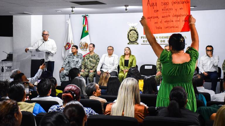 La activista Ximena con X protesta en un evento ante el Gobernador Rubén Rocha Moya.