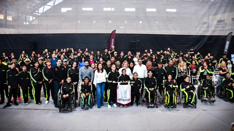 La delegación sinaloense que competirá en la Paralimpiada Nacional fue abanderada.