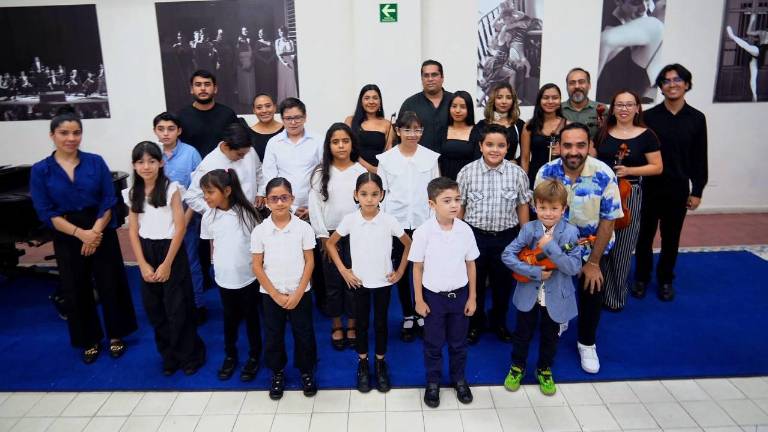 Alumnos de contrabajo y flauta comparten en concierto lo aprendido durante el ciclo escolar.