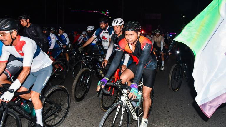 Participantes de la rodada y carrera “Altata Rush 2025” avanzaron rumbo al malecón de Altata en una jornada deportiva por la paz.