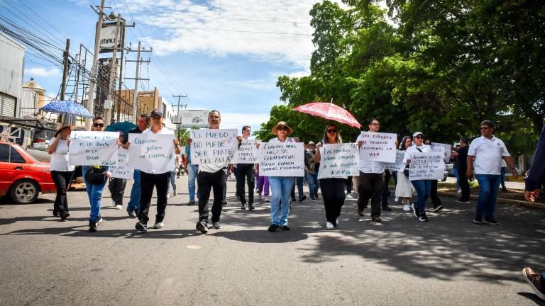Maestros se manifiestan en Culiacán por el asesinato de la maestra Jesamel.