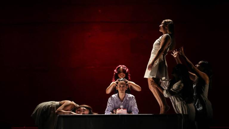 Alumnos de danza contemporánea presentaron el espectáculo.