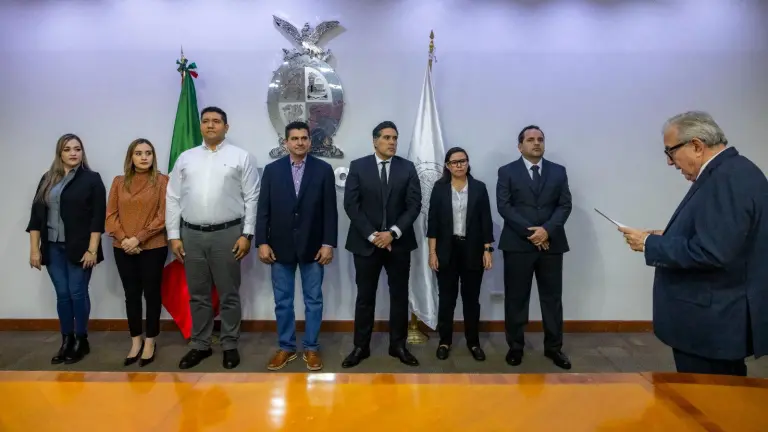 El gobernador Rocha Moya tomó protesta a nuevos funcionarios que se integran a su administración estatal.