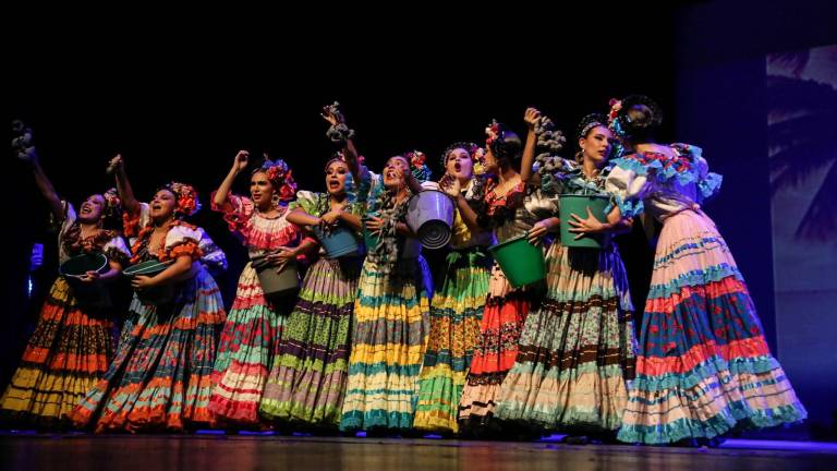 La Compañía Folclórica Sinaloense presenta el espectáculo ‘Sinaloa, tierra fértil de danzantes’.