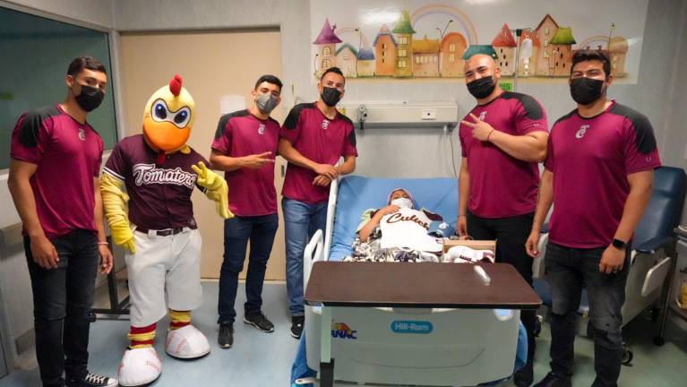 Los guindas conviven y llevan regalos a los infantes del Hospital Pediátrico de Sinaloa.