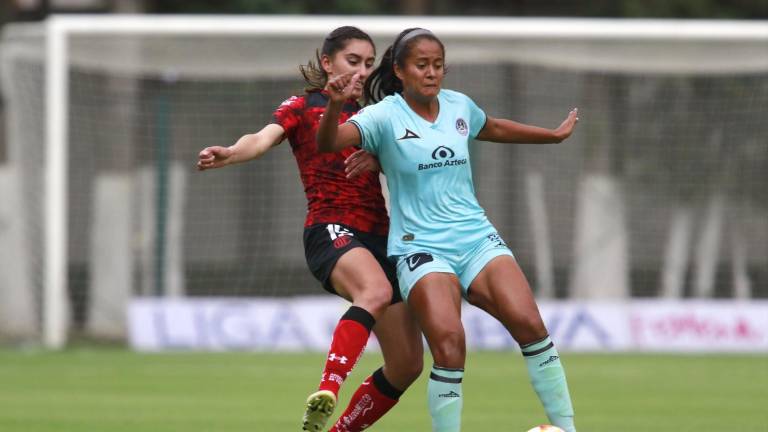 Magaly Cortés trata de retener el esférico para Mazatlán FC Femenil.