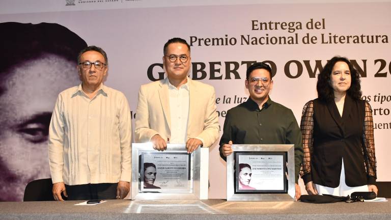 Juan Salvador Avilés, y Ernestina Yepis, junto a los ganadores del Premio Gilberto Owen 2025, Kasuki Alberto Ito Cervera y José Roberto López Martínez.
