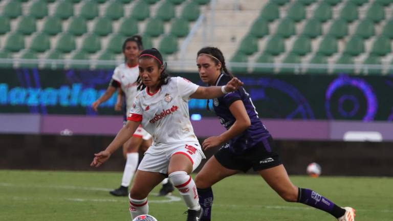 Cinthya Peraza marca gol por las visitantes.