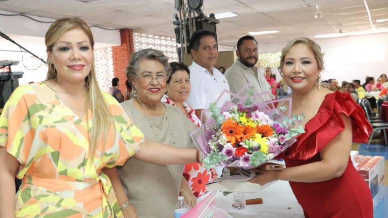 Algunos maestros recibieron la medalla “Profesor Rafael Ramírez”.