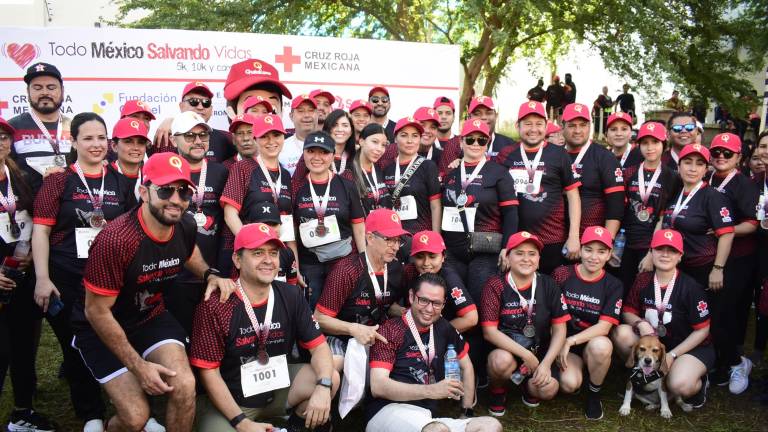 Los corredores con sus medallas.