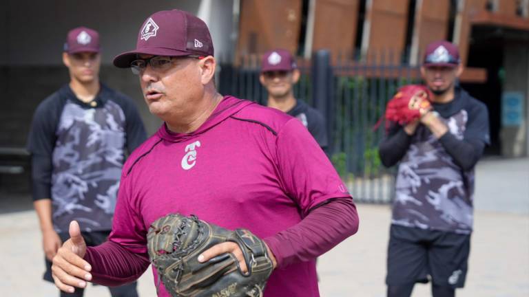 El coach de pitcheo, Francisco Campos, charló con los lanzadores guindas.