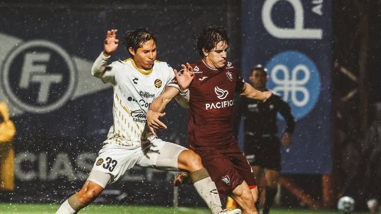 El partido estuvo marcado por lluvia, granizo y una expulsión que condicionó el cierre del encuentro.
